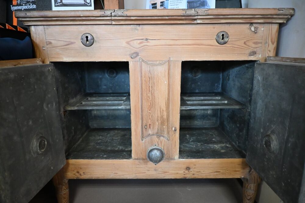 Historischer Eisschank, betrieben mit dem natürlichen Kältemittel «Wasser». Der Kasten musste mit Stangeneis bestückt werden.